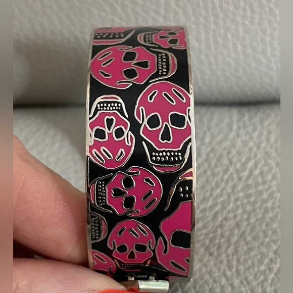 Rare Auth ALEXANDER McQUEEN Black/Pink Sliver Skull Enamel Bangle/ Bracelet - Picture 2 of 4